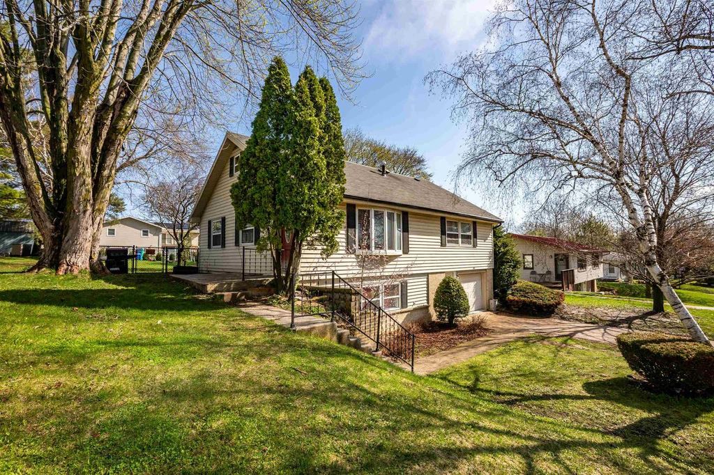 Photo of 604 W North STREET, Dodgeville, WI 53533 (MLS # 2020877)