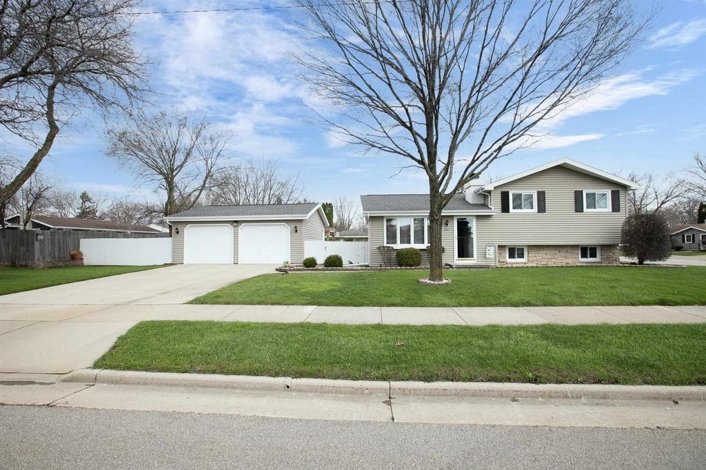 Photo of 1021 Apple Blossom DRIVE, Neenah, WI 54956 (MLS # 50324112)
