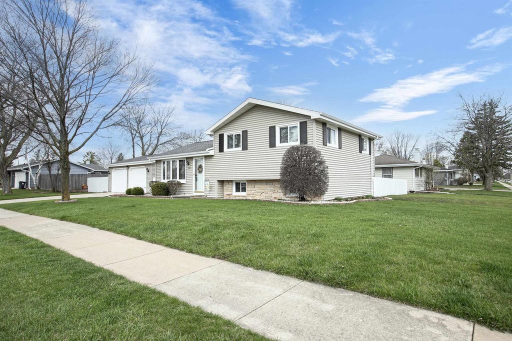 Photo of 1021 Apple Blossom DRIVE, Neenah, WI 54956 (MLS # 50324112)
