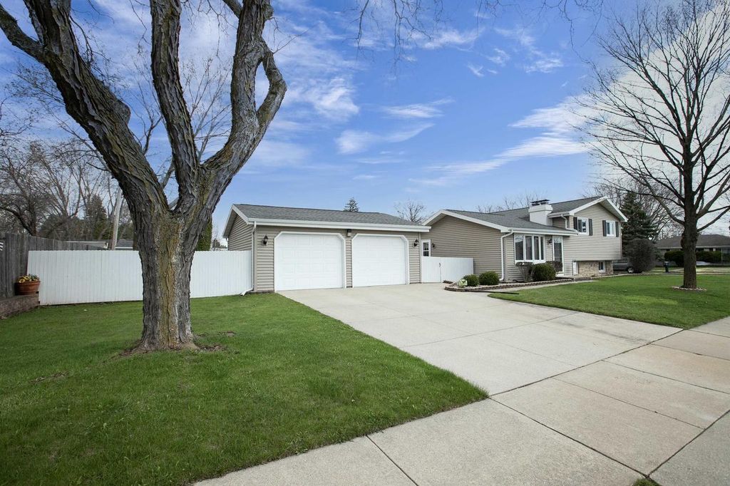 Photo of 1021 Apple Blossom DRIVE, Neenah, WI 54956 (MLS # 50324112)