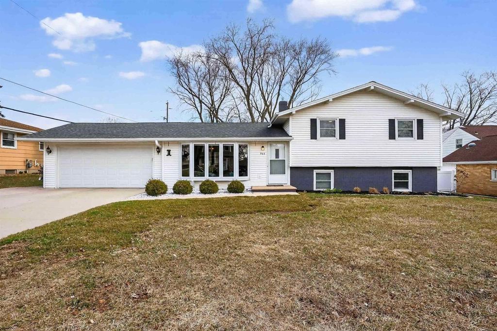 Photo of 944 Duchateau AVENUE, Green Bay, WI 54304 (MLS # 50323183)