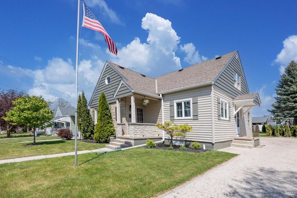 Photo of 304 Fredonia AVENUE, Fredonia, WI 53021 (MLS # 1961651)