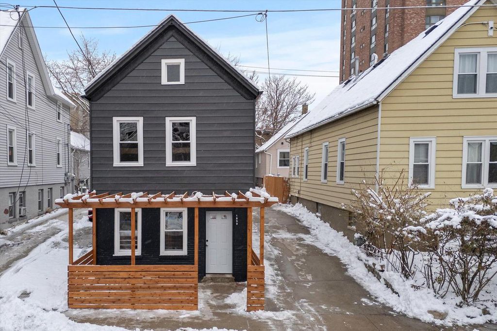 Photo of 1850 N Warren AVENUE, Milwaukee, WI 53202 (MLS # 1947212)