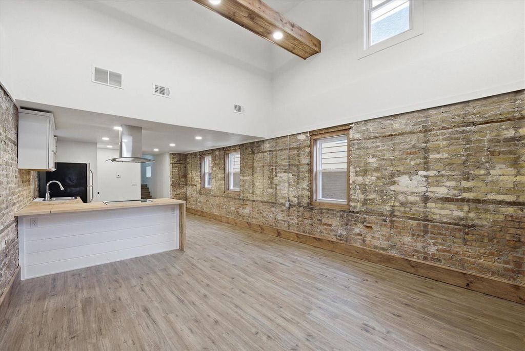 Photo of 1850 N Warren AVENUE, Milwaukee, WI 53202 (MLS # 1947212)