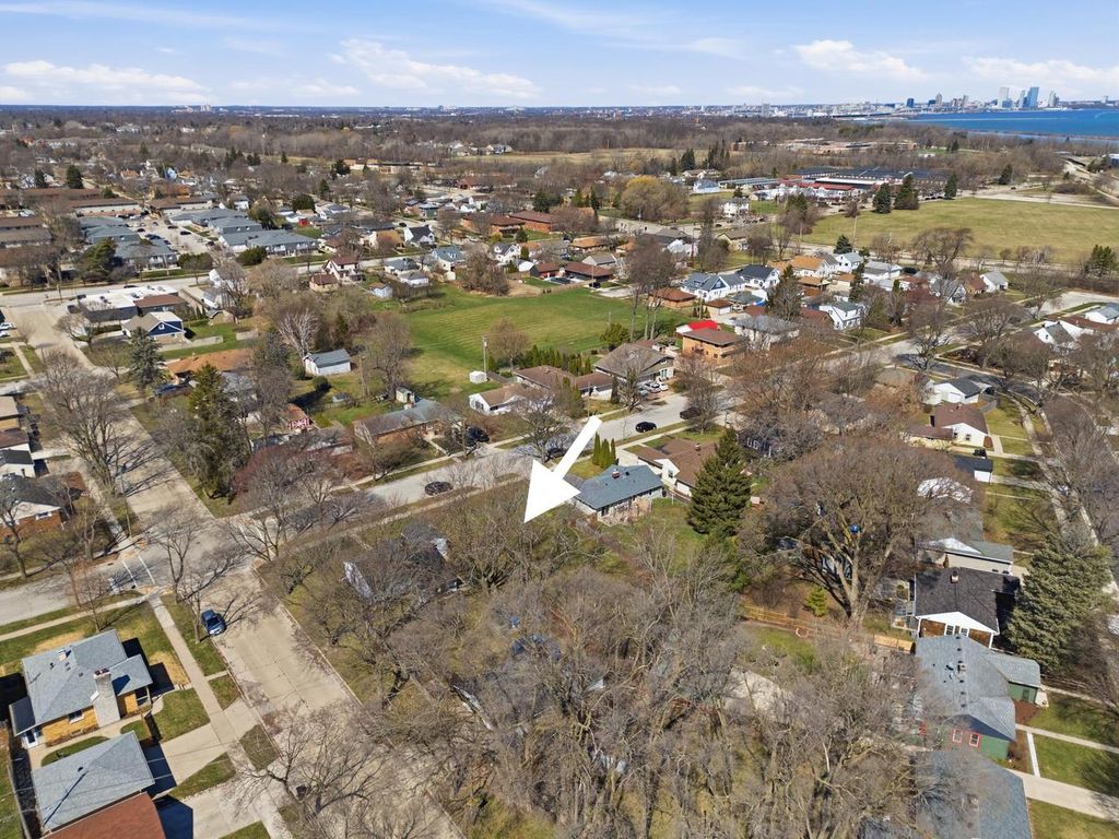 Photo of 4010 S Kirkwood AVENUE, Saint Francis, WI 53235 (MLS # 1956962)