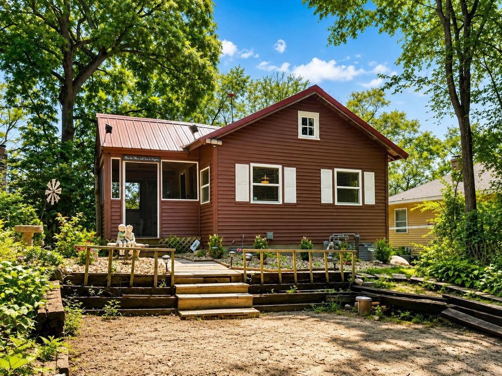 Photo of 141 Lakeview AVENUE, Edgerton, WI 53534 (MLS # 2029588)