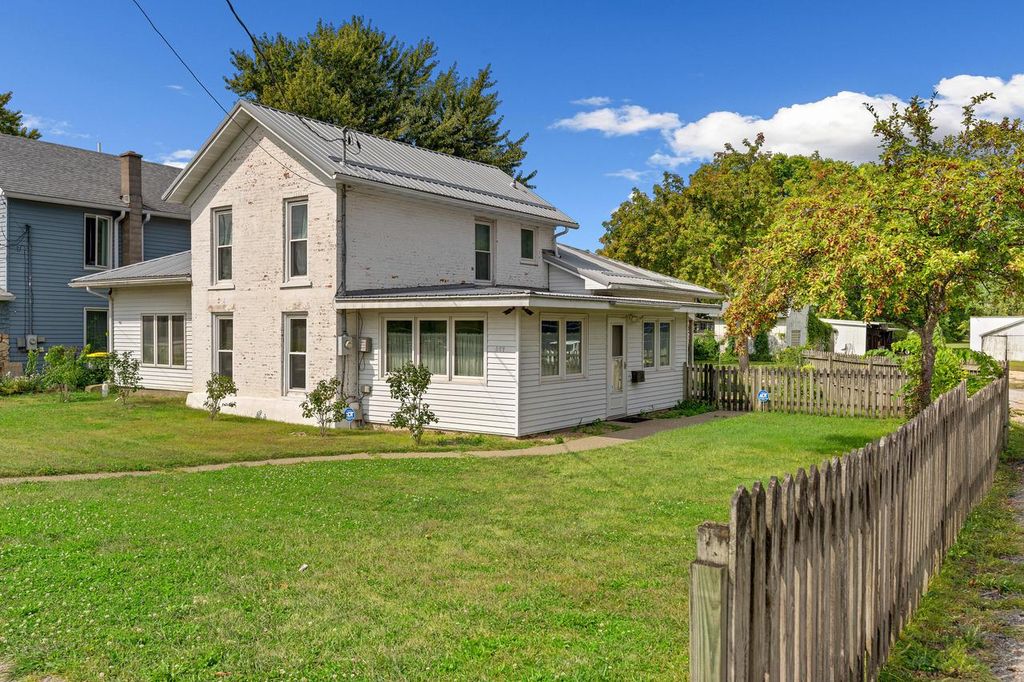 Photo of 667 E Blackhawk AVENUE, Prairie Du Chien, WI 53821 (MLS # 1935203)