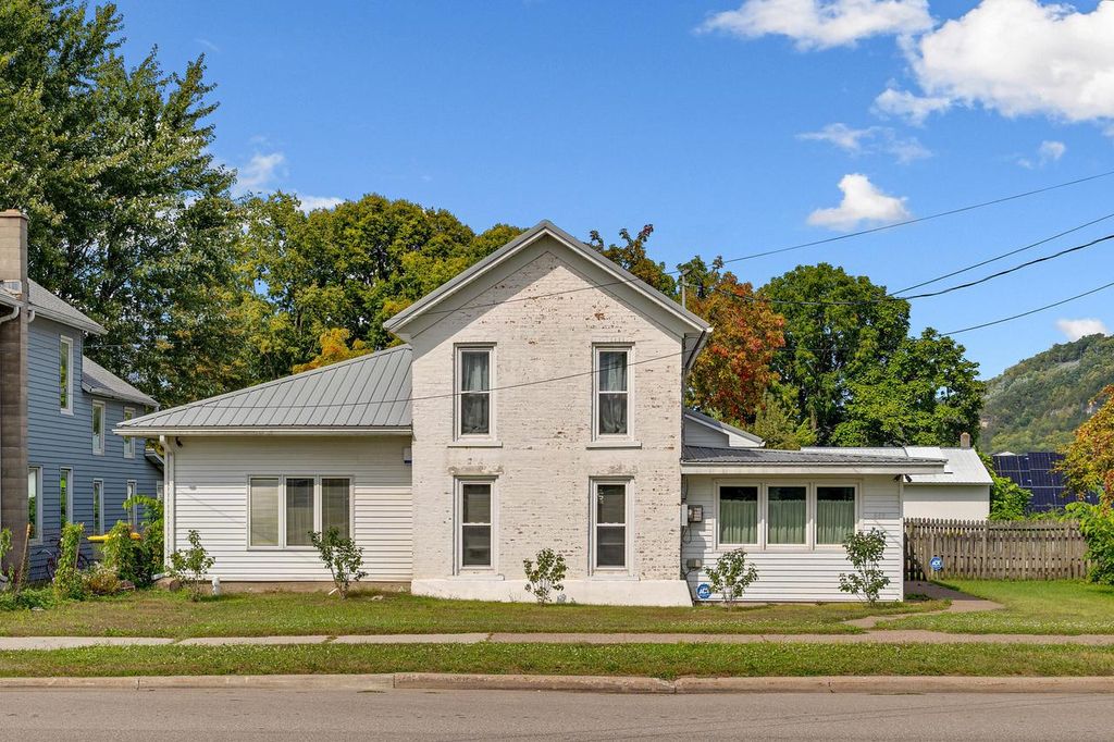 Photo of 667 E Blackhawk AVENUE, Prairie Du Chien, WI 53821 (MLS # 1935203)