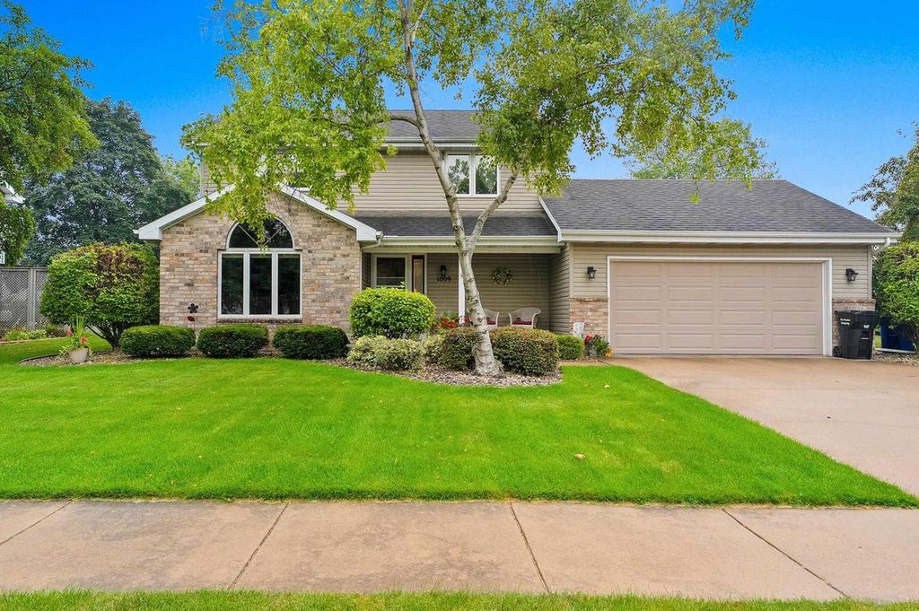 Photo of 1009 E Northwood DRIVE, Appleton, WI 54911 (MLS # 50320774)