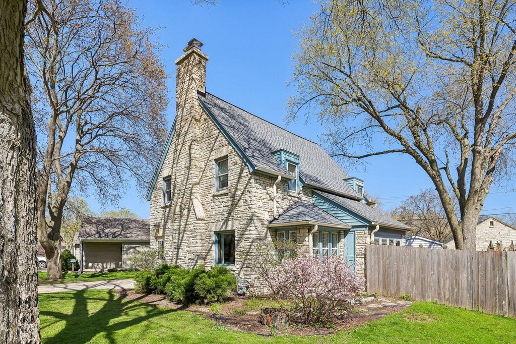 Photo of 709 N Cumberland DRIVE, Waukesha, WI 53188 (MLS # 1958290)