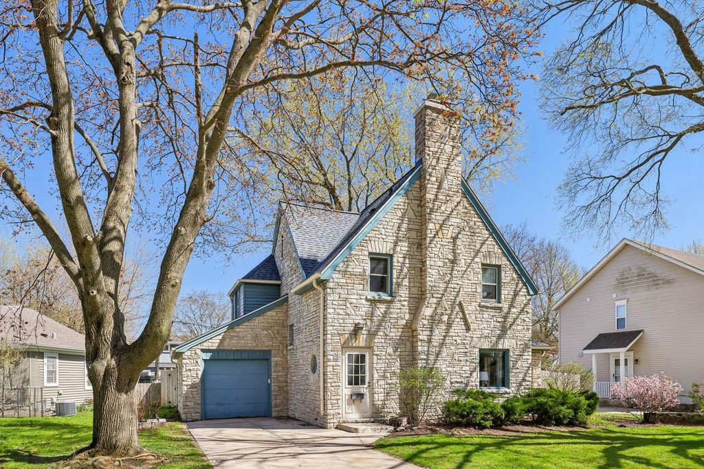 Photo of 709 N Cumberland DRIVE, Waukesha, WI 53188 (MLS # 1958290)