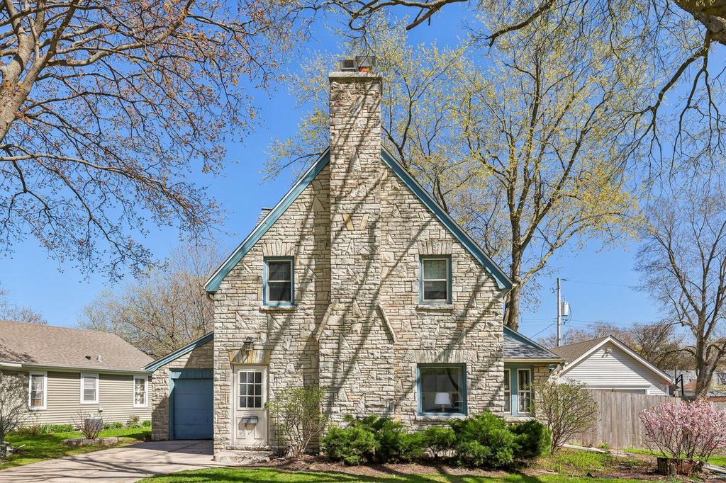 Photo of 709 N Cumberland DRIVE, Waukesha, WI 53188 (MLS # 1958290)