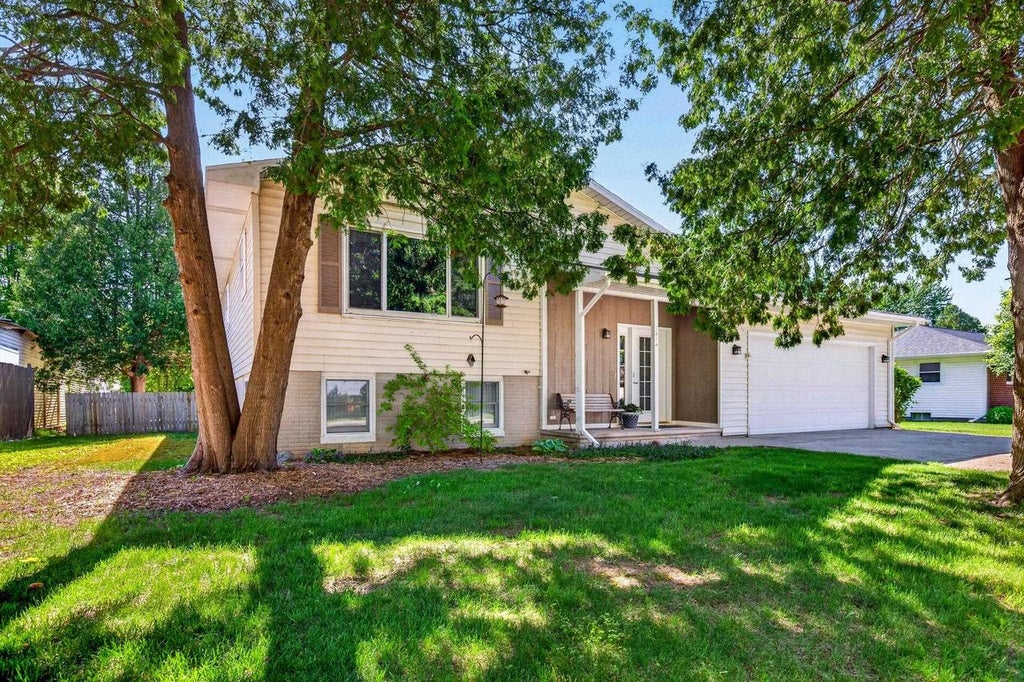 Photo of 1414 Franklin STREET, Little Chute, WI 54140 (MLS # 50326816)