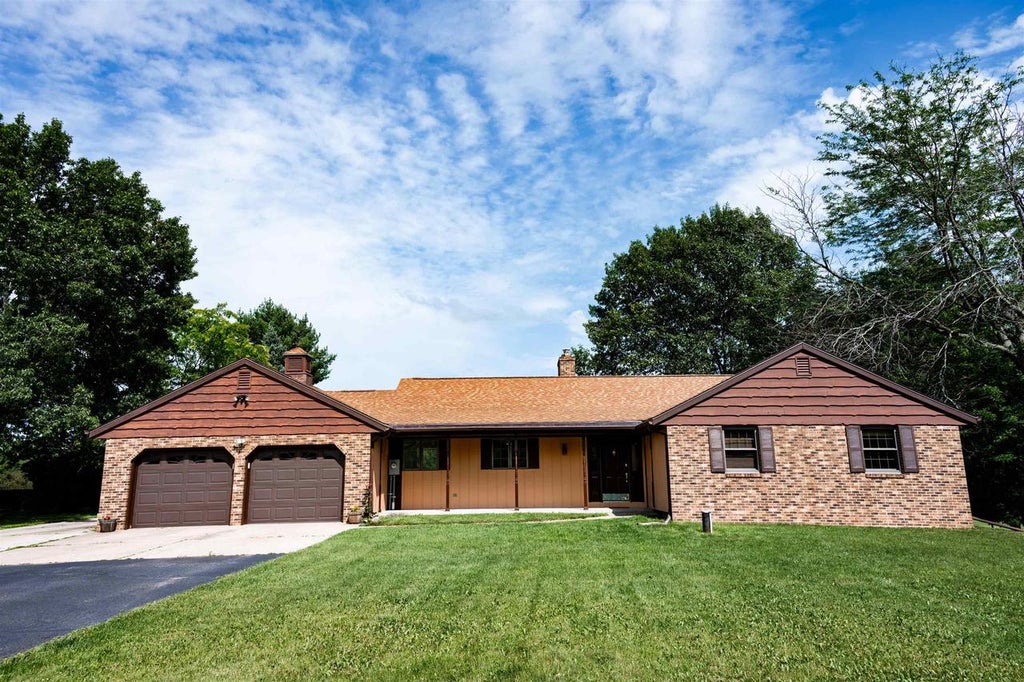 Photo of N5640 Fairway DRIVE, New London, WI 54961 (MLS # 50332382)