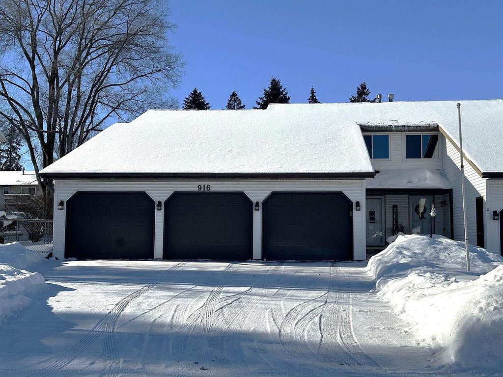 Photo of 916 Square TERRACE, Green Bay, WI 54313 (MLS # 50320190)