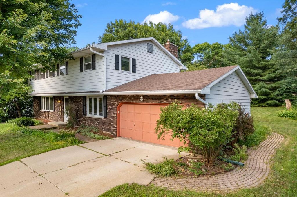 Photo of 571 S Hillcrest DRIVE, Verona, WI 53593 (MLS # 2017586)