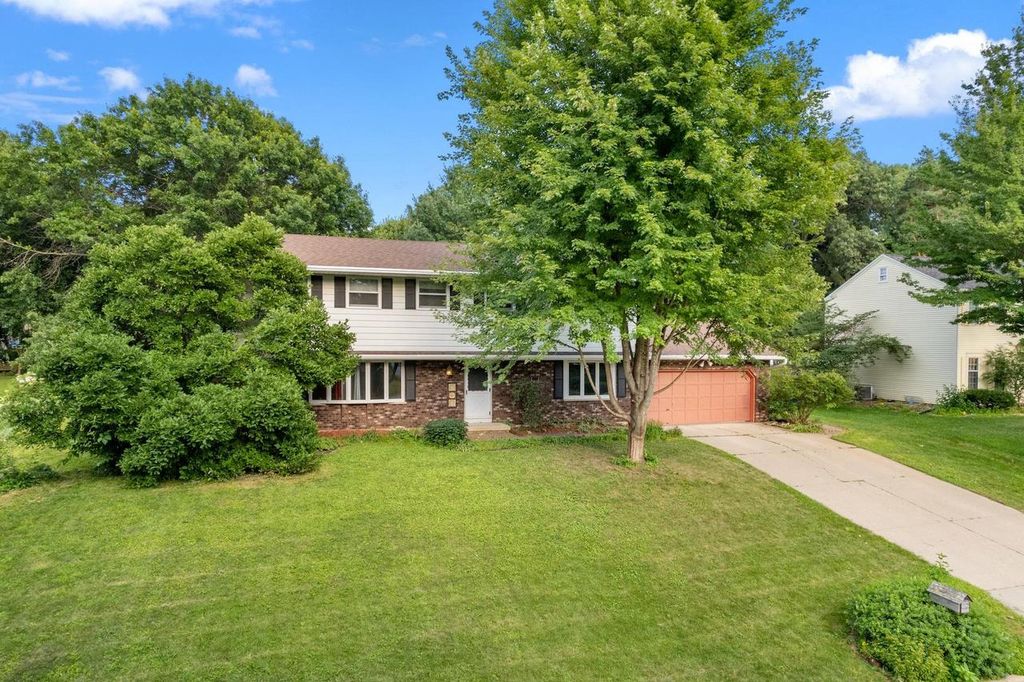 Photo of 571 S Hillcrest DRIVE, Verona, WI 53593 (MLS # 2017586)