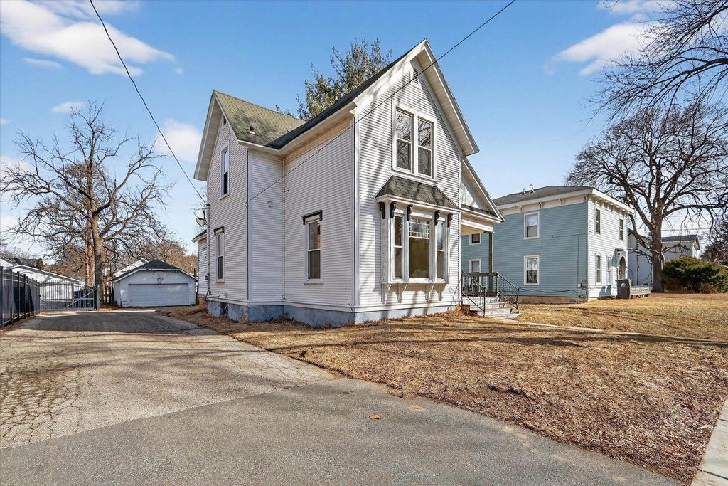 Photo of 905 W Grand AVENUE, Beloit, WI 53511 (MLS # 2017033)