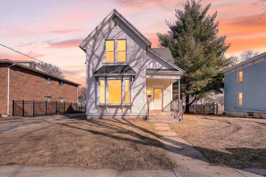 Photo of 905 W Grand AVENUE, Beloit, WI 53511 (MLS # 2017033)