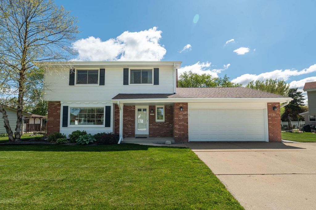 Photo of 13935 W Thomas DRIVE, New Berlin, WI 53151 (MLS # 1962381)