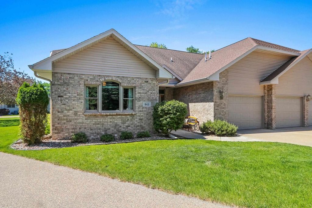 Photo of 945 Brighton DRIVE, Menasha, WI 54952 (MLS # 50326421)