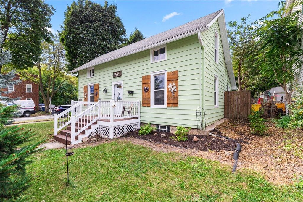 Photo of 603 N Hawley ROAD, Milwaukee, WI 53213 (MLS # 1938226)