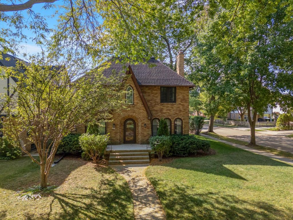 Photo of 4685 N Woodburn STREET, Whitefish Bay, WI 53211 (MLS # 1953788)