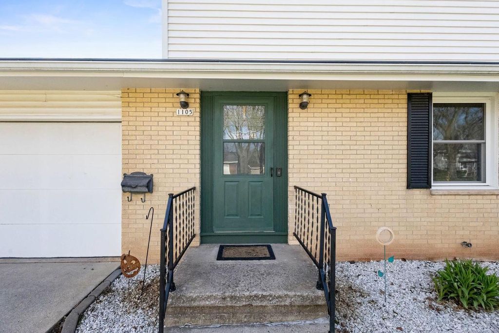 Photo of 1105 Devonshire DRIVE, Oshkosh, WI 54902 (MLS # 50324102)