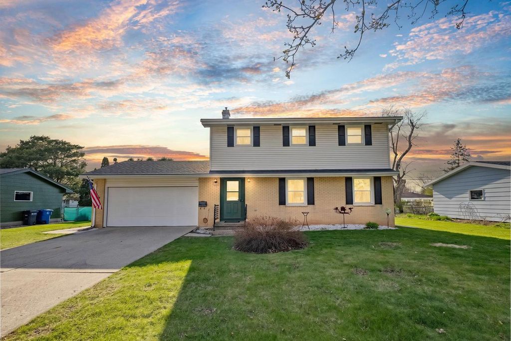 Photo of 1105 Devonshire DRIVE, Oshkosh, WI 54902 (MLS # 50324102)