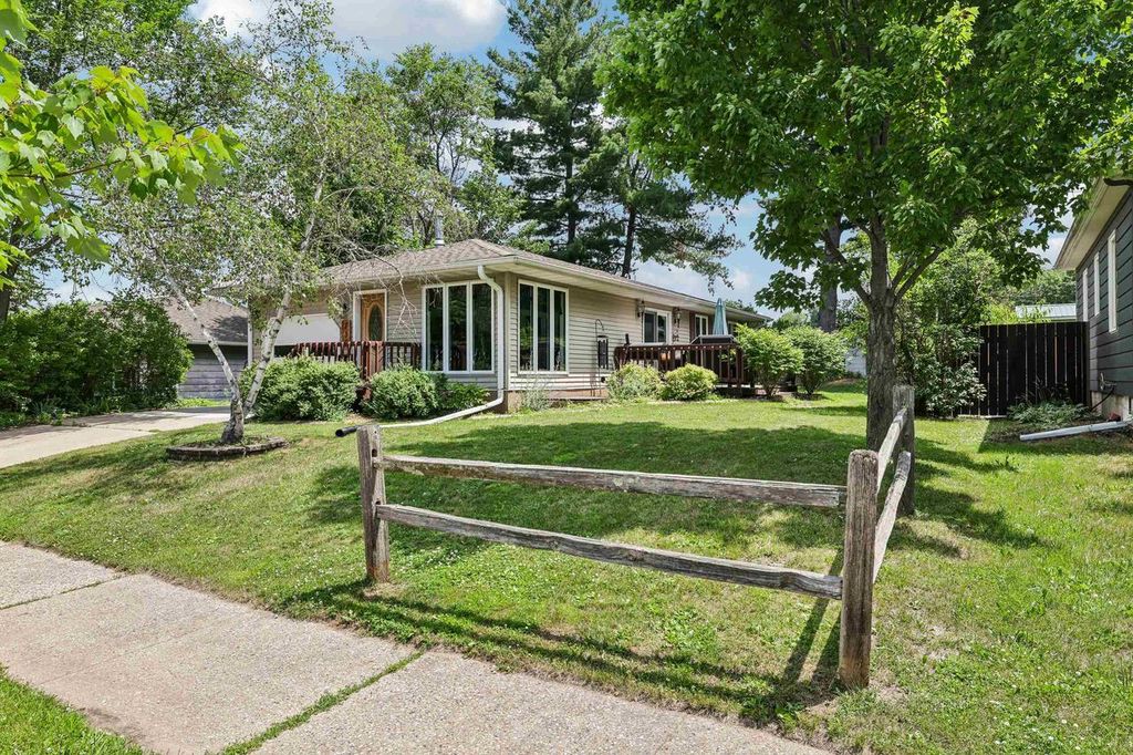 Photo of 730 Meadow LANE, Reedsburg, WI 53959 (MLS # 2027048)