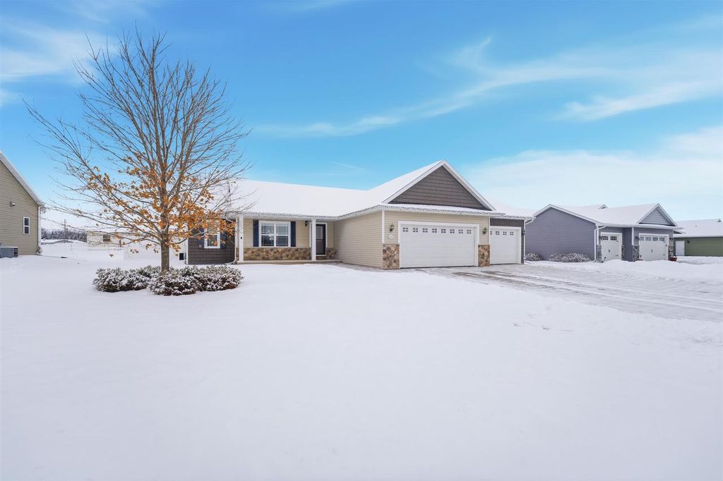 Photo of 1435 Anthem DRIVE, Neenah, WI 54956 (MLS # 50320965)