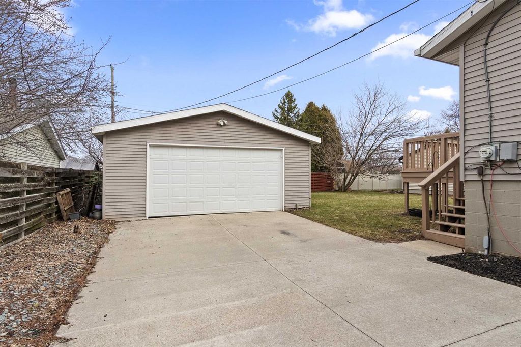 Photo of 1204 E Park Hills DRIVE, Appleton, WI 54915 (MLS # 50323245)