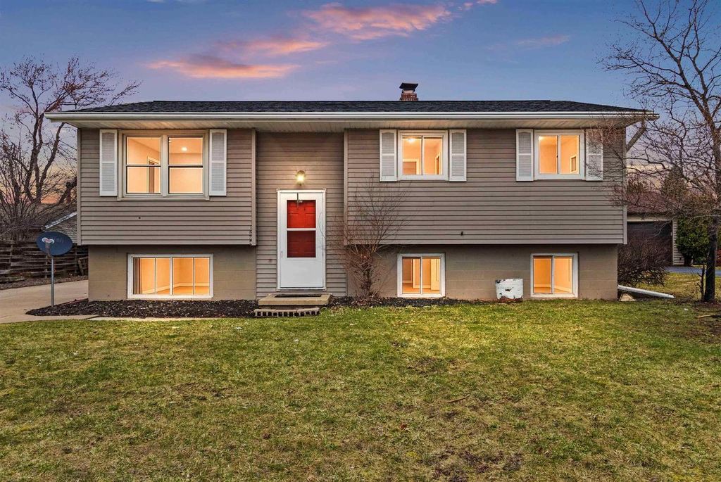 Photo of 1204 E Park Hills DRIVE, Appleton, WI 54915 (MLS # 50323245)