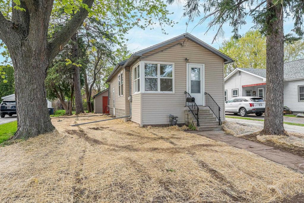 Photo of 1813 Ashland STREET, Oshkosh, WI 54902 (MLS # 50325139)