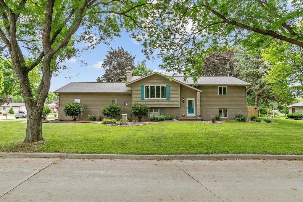 Photo of 1400 S Chickadee LANE, Appleton, WI 54915 (MLS # 50331596)