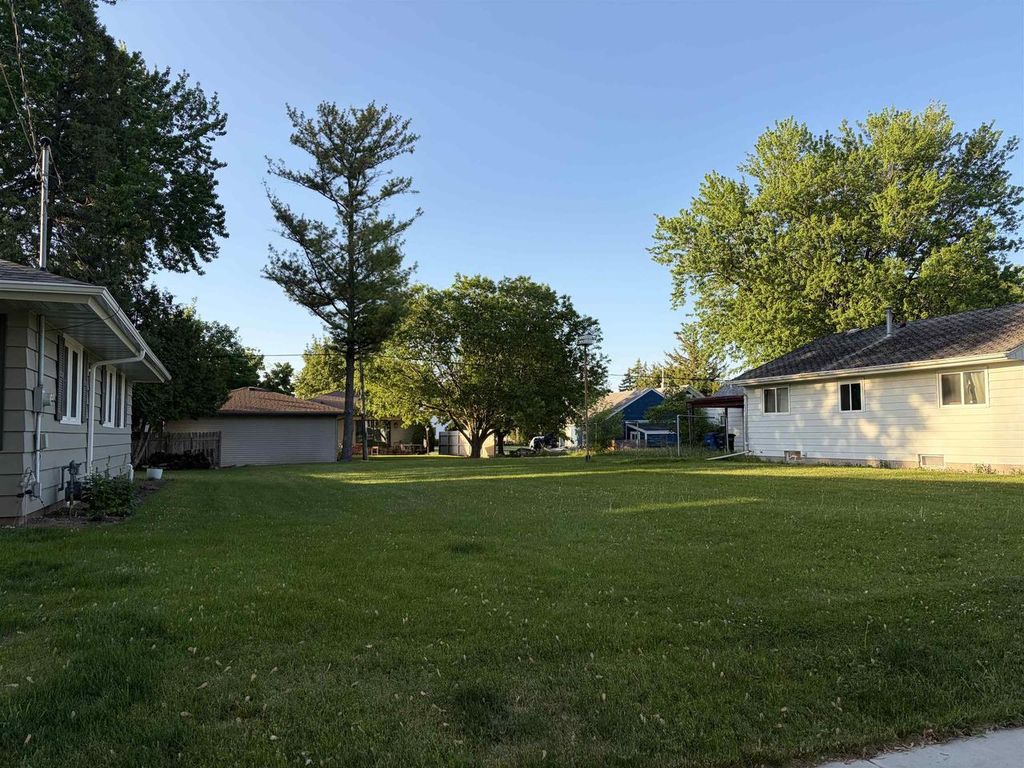 Photo of Tyler AVENUE, Oshkosh, WI 54902 (MLS # 50326528)