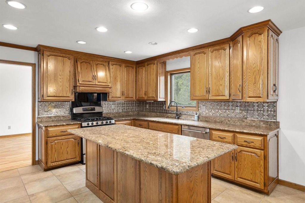 Photo of 2421 W Twin Willows DRIVE, Appleton, WI 54914 (MLS # 50319568)