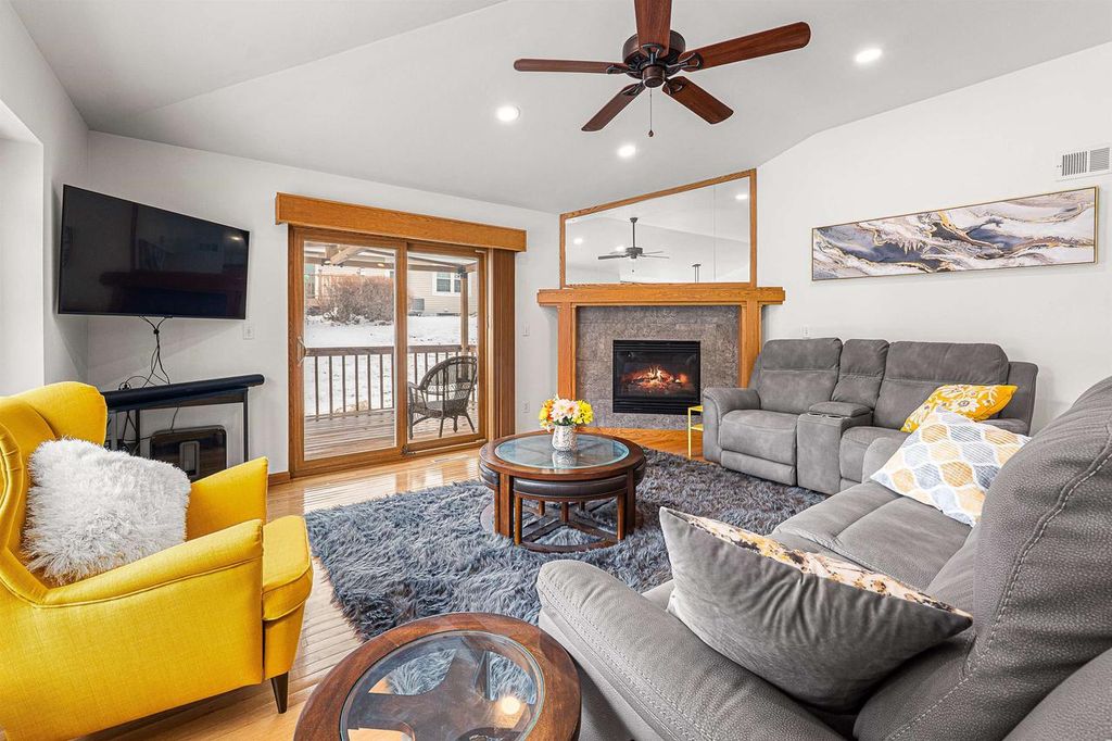 Photo of N96W14141 Knollcrest CIRCLE, Germantown, WI 53022 (MLS # 50320371)