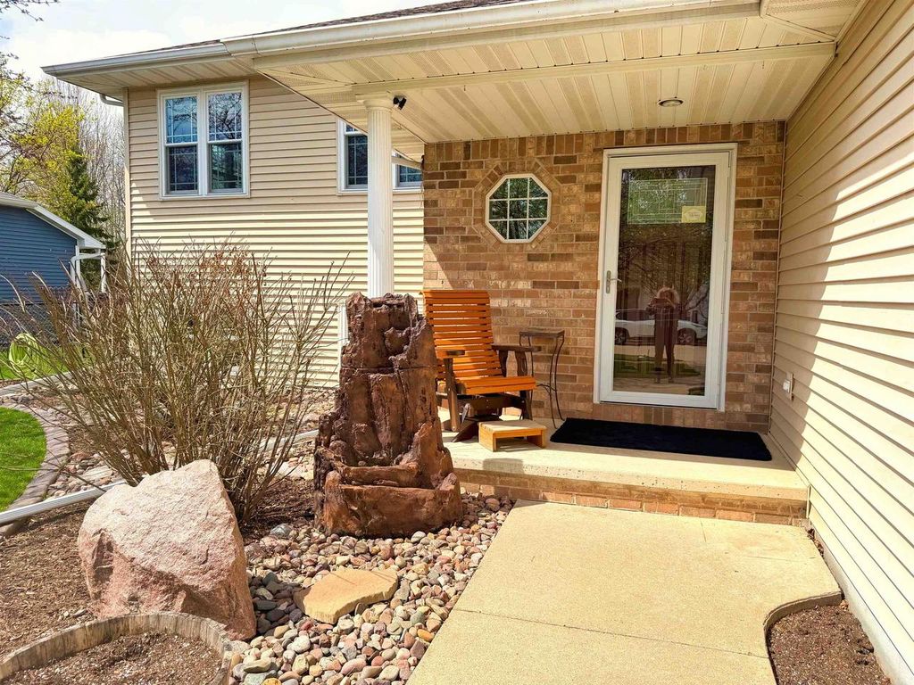 Photo of 90 Rolling Green CIRCLE, Oshkosh, WI 54904 (MLS # 50324413)