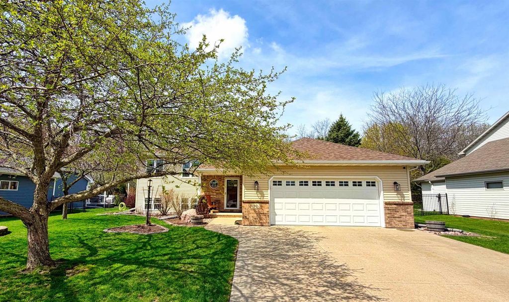 Photo of 90 Rolling Green CIRCLE, Oshkosh, WI 54904 (MLS # 50324413)