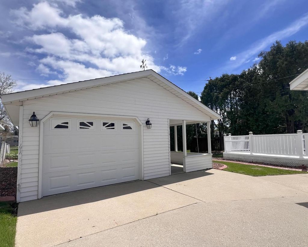 Photo of 928 S Westfield STREET, Oshkosh, WI 54902 (MLS # 50324467)