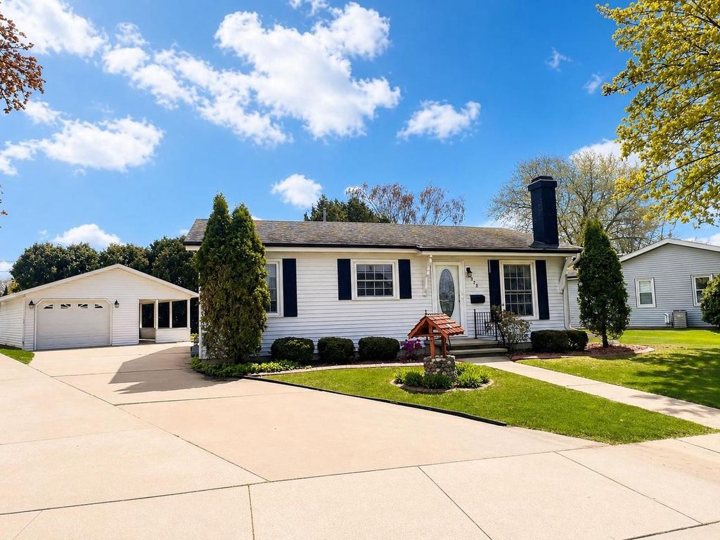 Photo of 928 S Westfield STREET, Oshkosh, WI 54902 (MLS # 50324467)