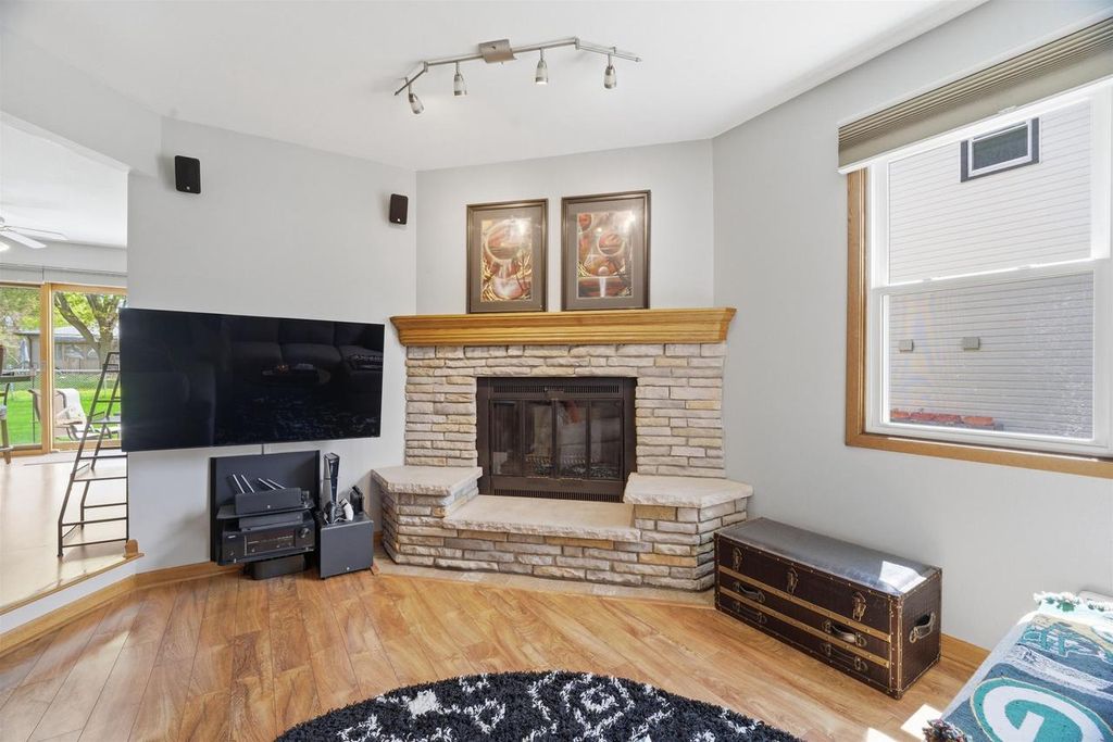 Photo of 510 Silver Spring DRIVE, Green Bay, WI 54303 (MLS # 50325532)