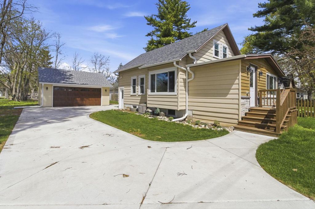 Photo of W348N5133 Elm AVENUE, Okauchee, WI 53069 (MLS # 1958411)