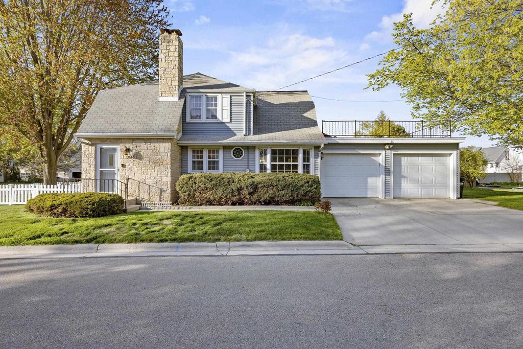 Photo of 903 Allouez PLACE, Green Bay, WI 54301 (MLS # 50325345)