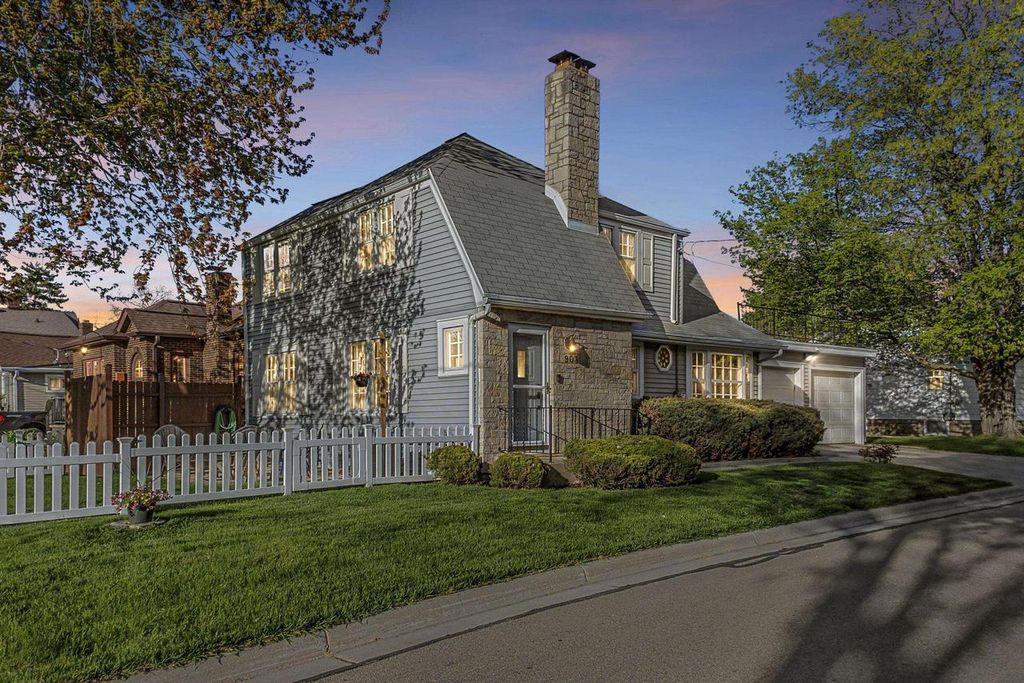 Photo of 903 Allouez PLACE, Green Bay, WI 54301 (MLS # 50325345)