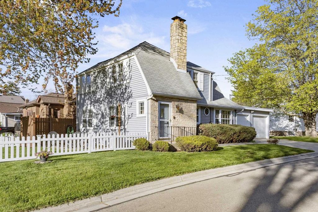 Photo of 903 Allouez PLACE, Green Bay, WI 54301 (MLS # 50325345)