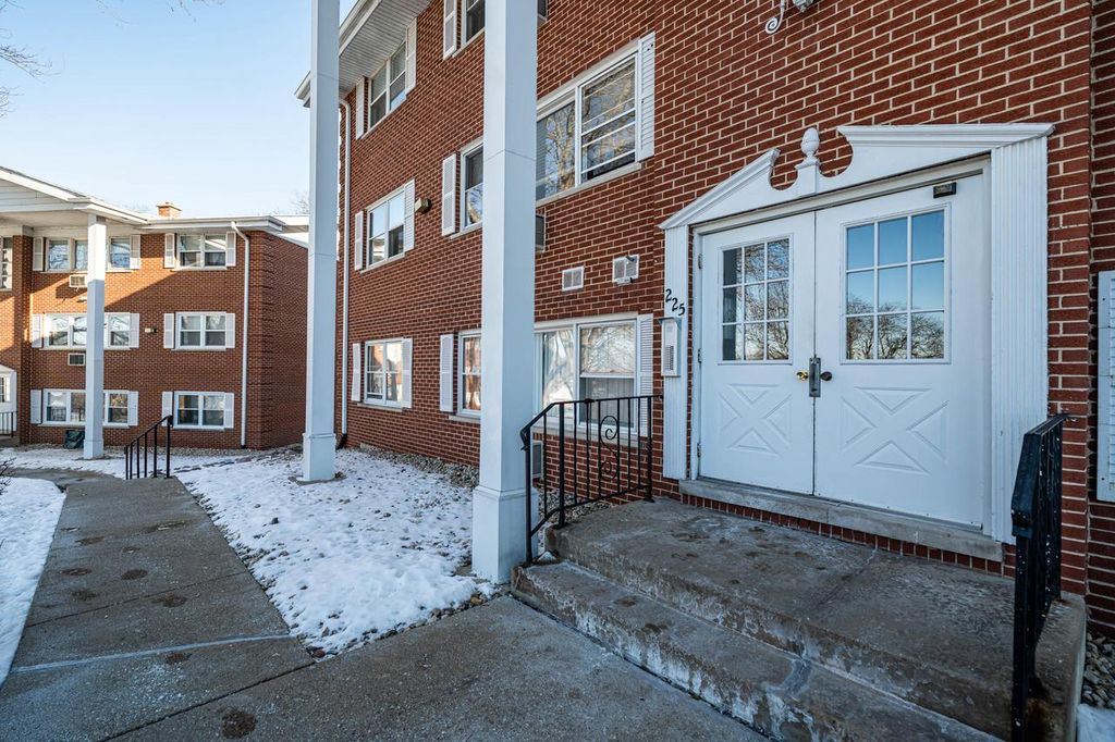 Photo of 225 Country Club DRIVE #3D, Lake Geneva, WI 53147 (MLS # 1946005)