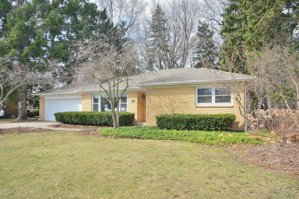 Photo of 145 Lynnwood LANE, Brookfield, WI 53005 (MLS # 1954879)