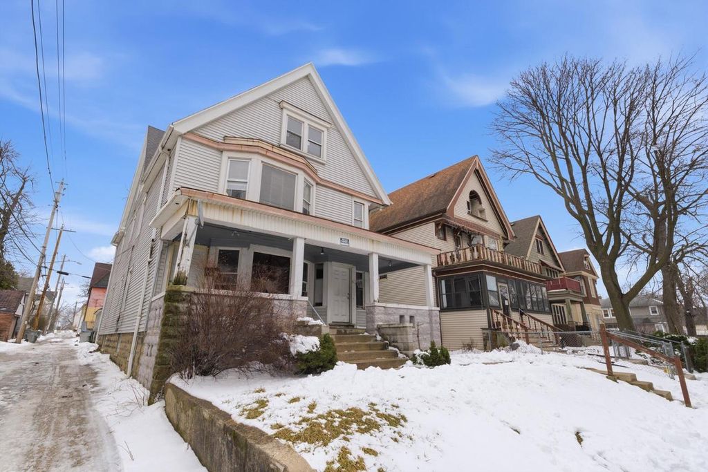 Photo of 434 N 32nd STREET #436, Milwaukee, WI 53208 (MLS # 1954846)